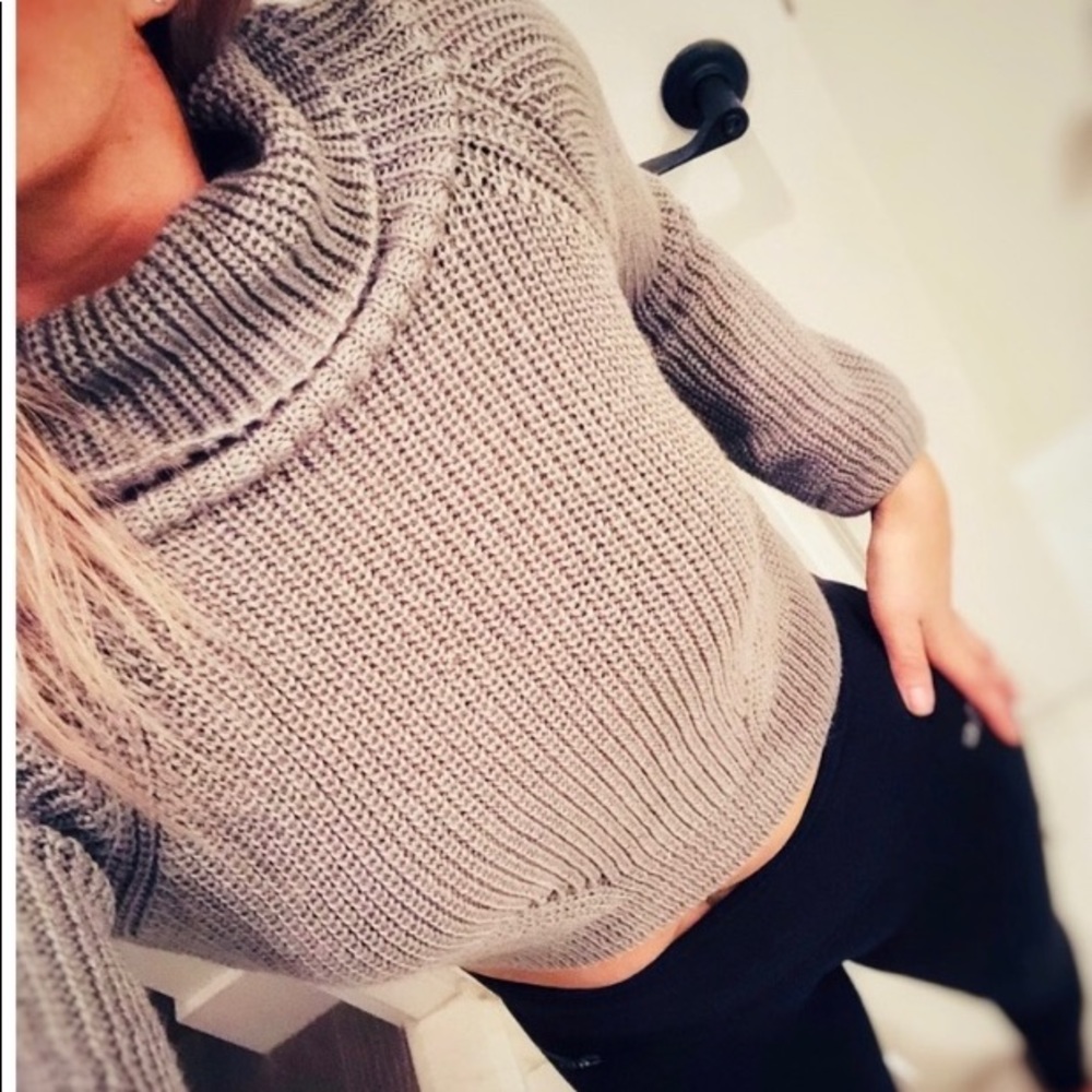 Chunky High Neck Crop Top Sweater. S.